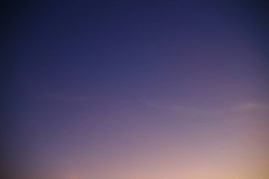 mor berrak sabah gökyüzü