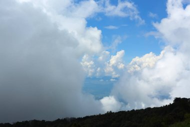 dökmeyen dağın üzerinde gökyüzünde kabarık sis bulutu