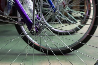 sokakta park edilmiş bisiklet grubu