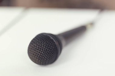 seminer odasında mikrofon sesi