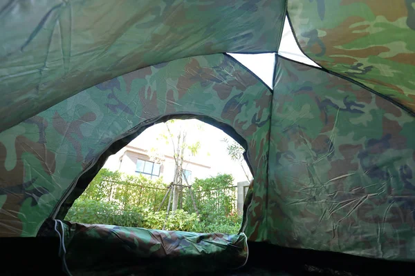 Çadır kamp kapısından bakarak iç görünümü — Stok fotoğraf