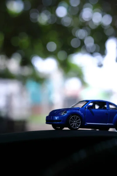 Modelo de brinquedo carro com bokeh verde fundo natural — Fotografia de Stock