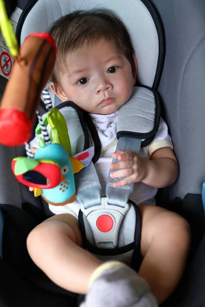Uzamčené Baby dítě sedící v autosedačce s bezpečnostním pásem — Stock fotografie
