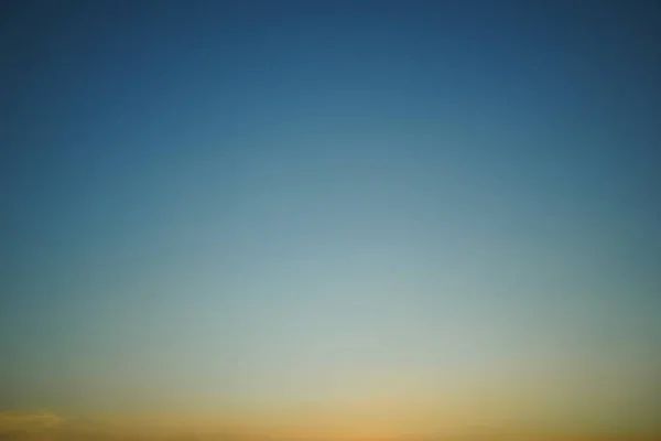 Luz colorida no céu claro por do sol — Fotografia de Stock