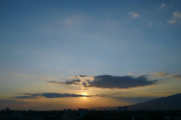 Şehir silueti üzerinde güzel dramatik günbatımı gökyüzü — Stok fotoğraf