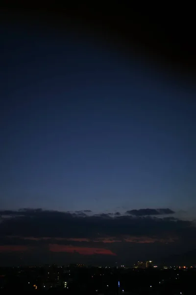 Dramático céu crepúsculo acima do horizonte da cidade — Fotografia de Stock