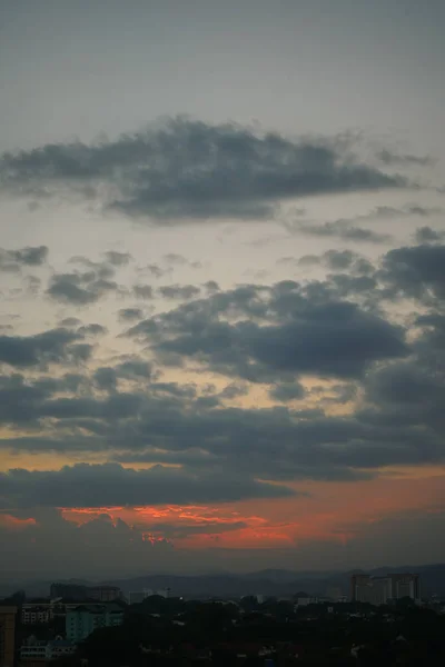 Темные тучи над закатом неба — стоковое фото