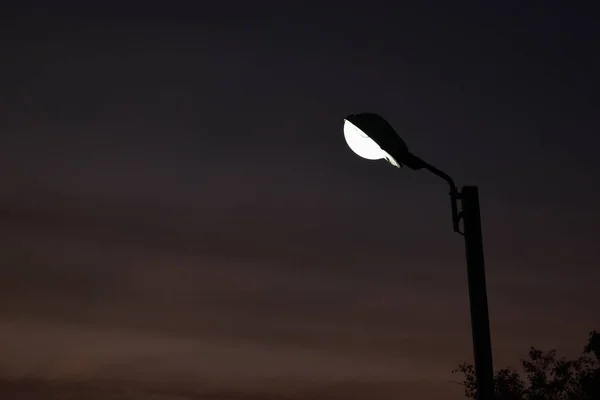 Réverbère dans la nuit — Photo