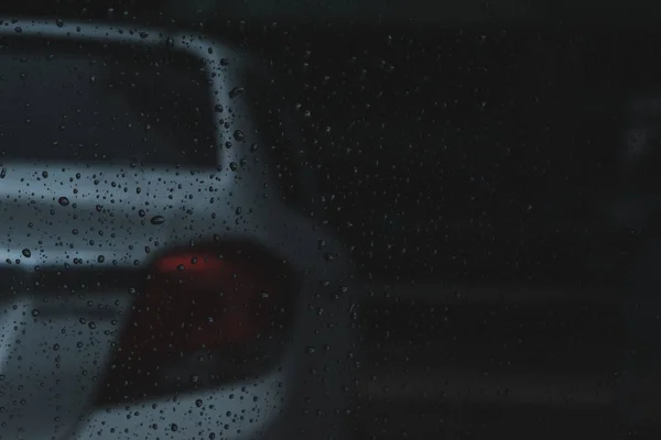 Gota de chuva de água no pára-brisas do carro dirigindo na estrada — Fotografia de Stock