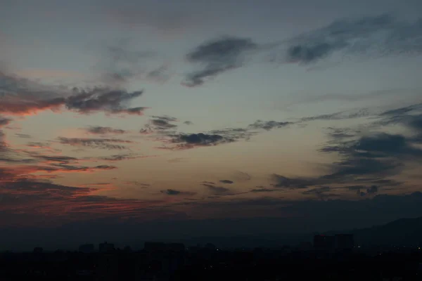 Crepúsculo puesta de sol cielo sobre la ciudad —  Fotos de Stock