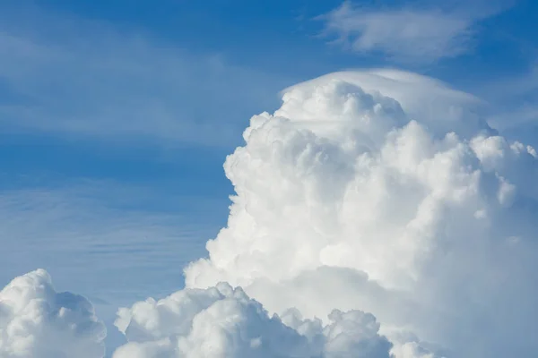 Awan di atas langit berawan latar belakang — Stok Foto