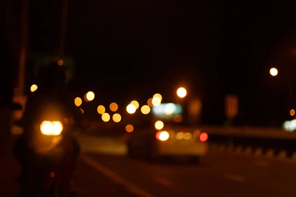 Светофор при движении автомобиля по городской ночной дороге — стоковое фото