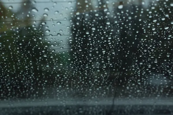 Goutte de pluie d'eau sur voiture fenêtre — Photo