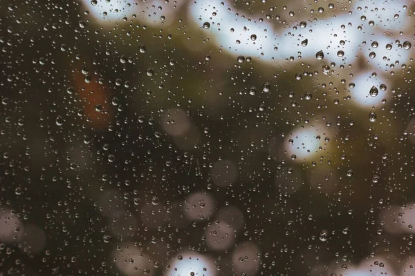 Wassertropfen auf Glasscheibe — Stockfoto