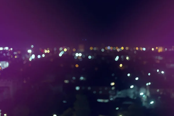 Luce notturna colorata in città, immagine sfocata vita notturna — Foto Stock
