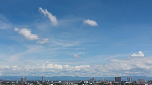 Vitt moln på blå himmel ovanför staden, flygfoto stadsbild — Stockfoto