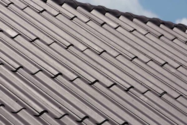 Schwarze Dachziegel auf Wohnhaus — Stockfoto