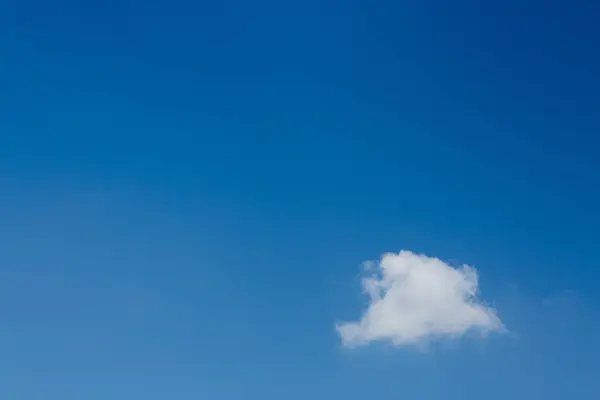 One cloud on clear blue sky — Stock Photo, Image