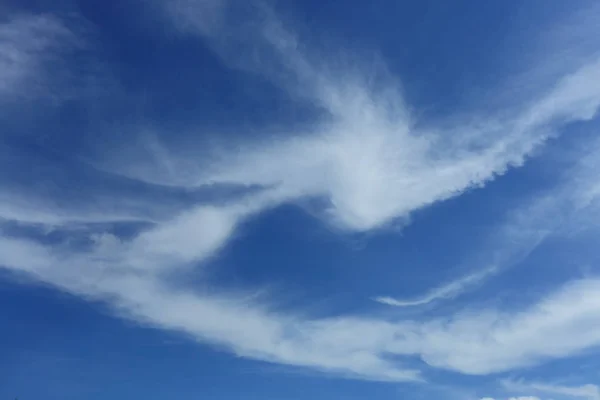 Nuage blanc pelucheux se déplaçant au-dessus du ciel bleu clair — Photo