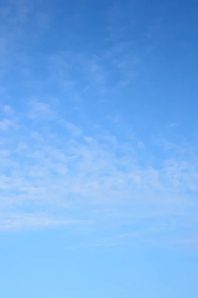 Langit biru cerah dengan berbulu putih awan di pagi hari — Stok Foto