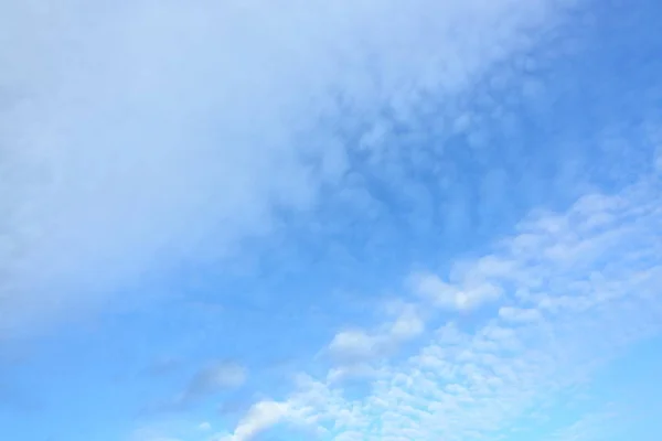 Пухнаста біла хмара на ясному блакитному небі — стокове фото