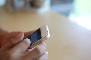 Cep telefonunda uygulama interneti kullanan kadın