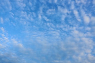 yukarıda gökyüzü bulut