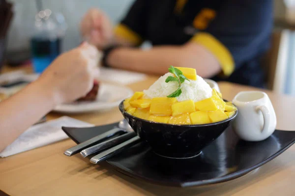 Mango-Obst-Topping auf süßem Eis lecker — Stockfoto