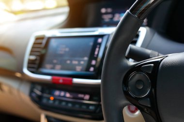 araç otomobilin direksiyonunda boş kontrol düğmesi