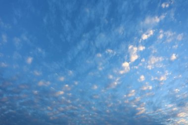 dramatik mavi günbatımı gökyüzü bulutlu yukarıda güzel hareketli bulut