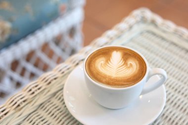 Kalp şekli latte sanat sıcak kahve içecek lezzetli kafede beyaz masada