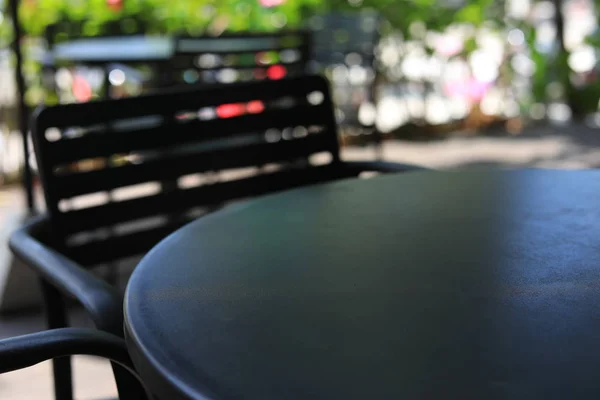 Tavolo in metallo nero del giardino esterno al mattino — Foto Stock