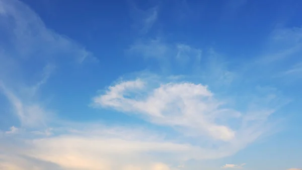 Dramatik moody günbatımı gökyüzü güzel bulut ile — Stok fotoğraf