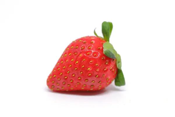 Червоні плоди полуниці ізольовані на білому фоні — стокове фото