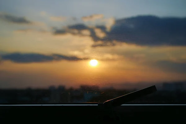 Dışında gün batımı gökyüzü görünümü ile pencereden güneş ışığı — Stok fotoğraf