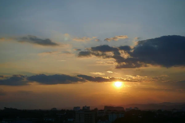 Indah matahari terbenam langit dramatis di atas langit kota — Stok Foto