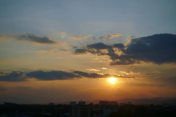 Belo céu pôr do sol dramático acima do horizonte da cidade — Fotografia de Stock