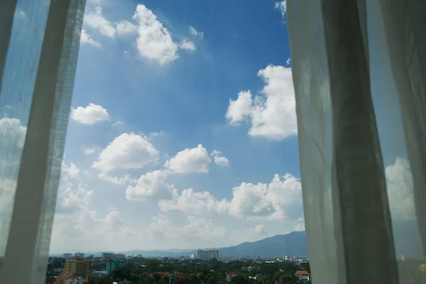 Céu azul claro com vista natural da nuvem fora da janela — Fotografia de Stock