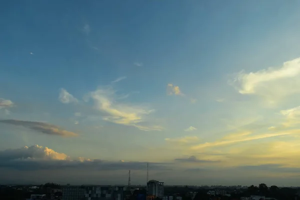 Céu e nuvem acima da cidade — Fotografia de Stock