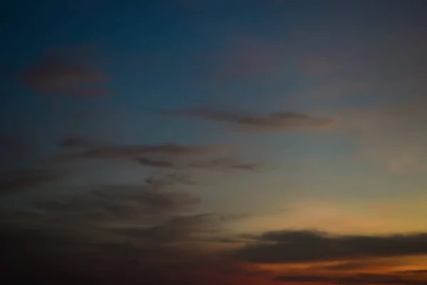 Bela luz no céu crepúsculo dramático pôr do sol — Fotografia de Stock