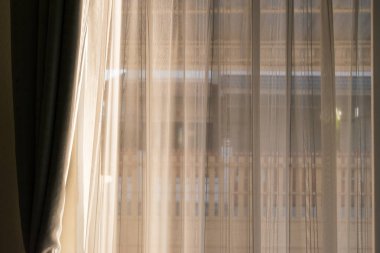 Penceredeki beyaz perde iç dekorasyonu