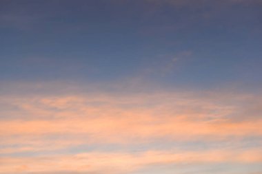 dramatik alacakaranlık gökyüzünün üzerinde renkli bulut