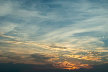 dramatik gün batımı gökyüzünde bulut aracılığıyla güneş ışığı