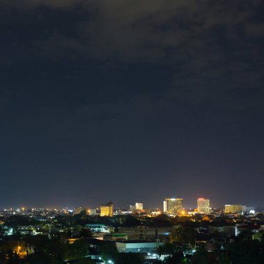 manzara şehir gece dramatik moody karanlık gökyüzü ile