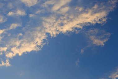 Açık mavi gökyüzünde beyaz bulutlar