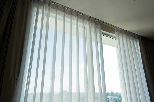 Интерьер белого занавеса на окне — стоковое фото