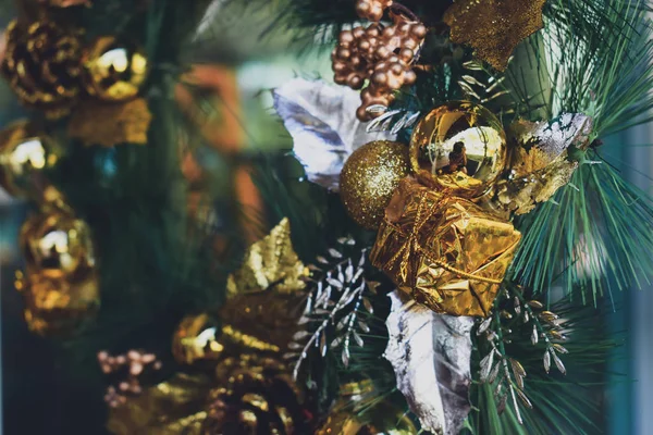 Grinalda de Natal pendurada na porta da frente — Fotografia de Stock