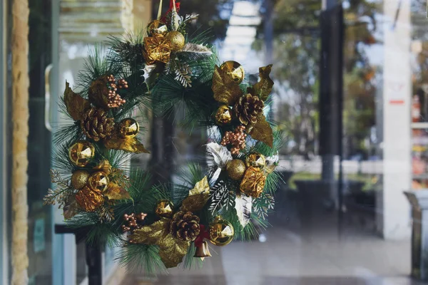 Grinalda de Natal pendurada na porta da frente — Fotografia de Stock