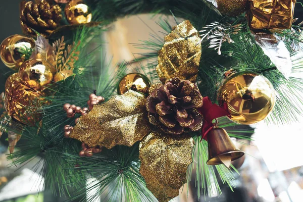 Grinalda de Natal pendurada na porta da frente — Fotografia de Stock