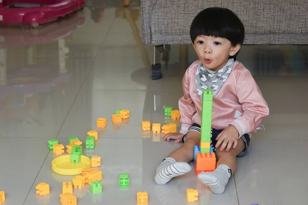 Lindo chico jugando bloque juguete creativo aprendizaje — Foto de Stock